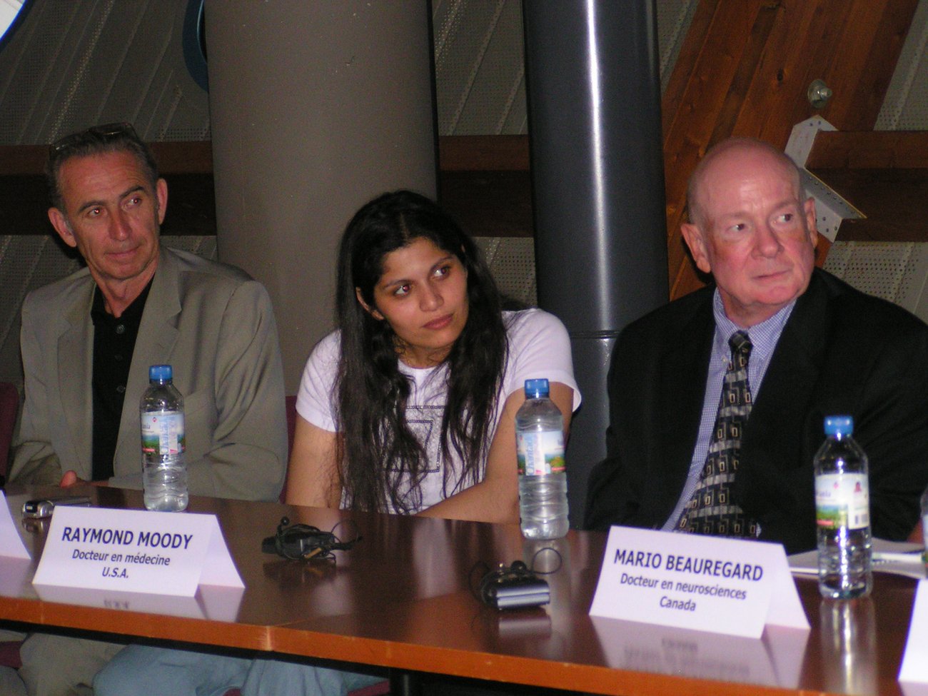 Sonia Barkallah entre Patrice van Eersel et le Dr Raymond Moody, Martigues 2006