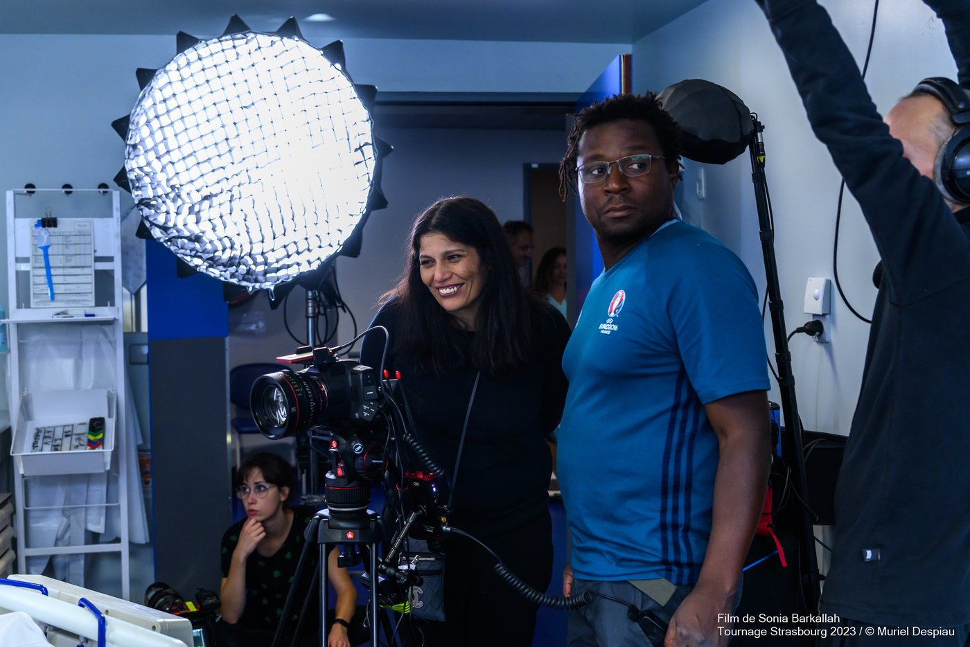 Sonia Barkallah derriere la camera pendant le tournage de Temoins, Strasbourg 2023