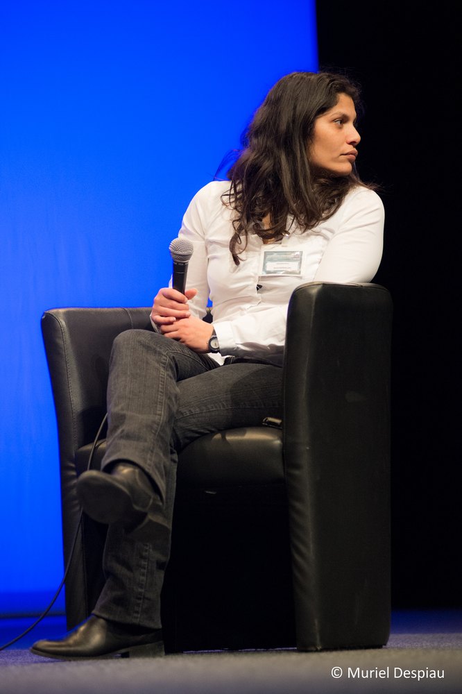 Sonia Barkallah sur scene, micro a la main, pendant les Rencontres de Marseille en 2013