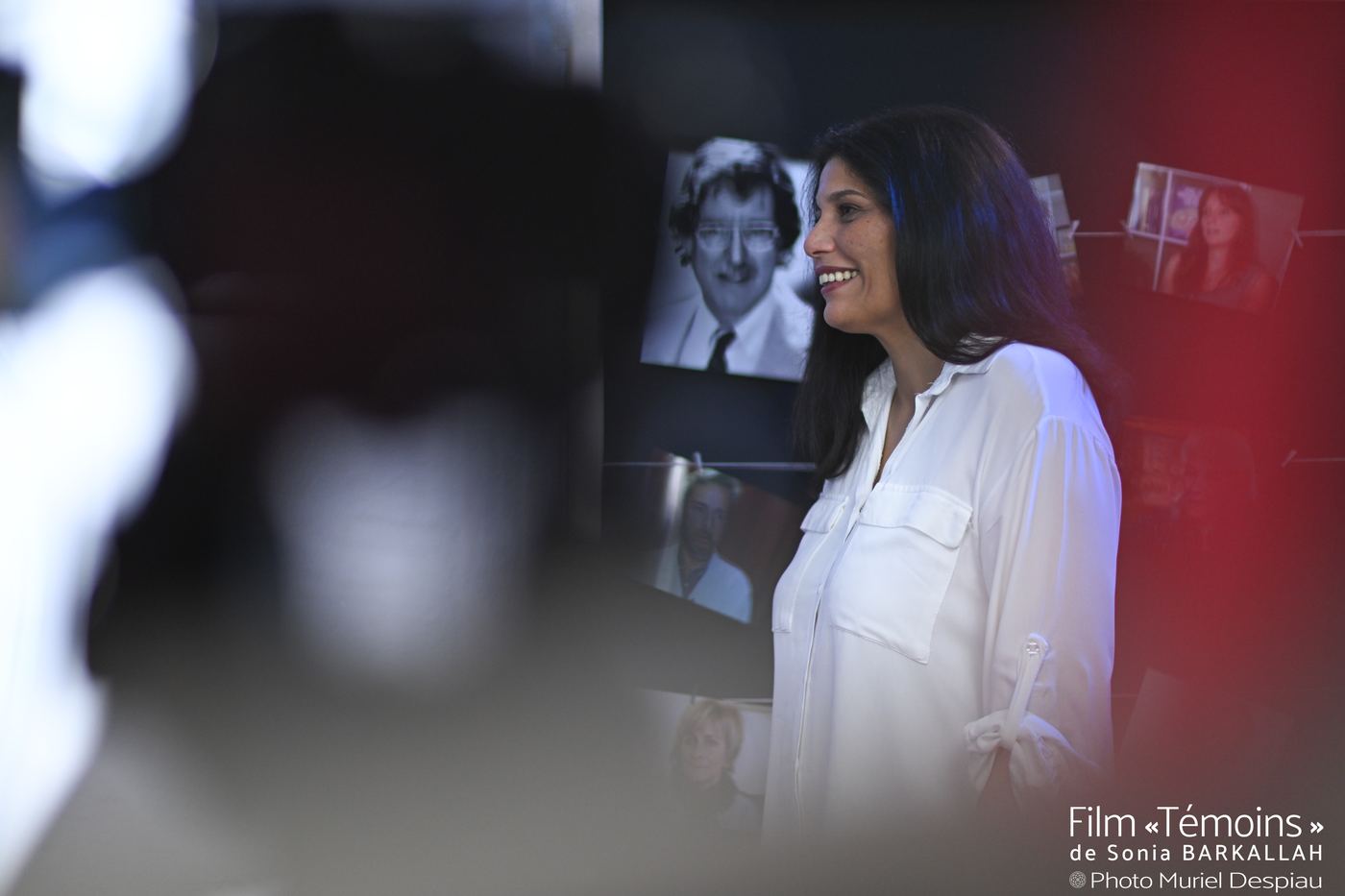 Sonia Barkallah devant le mur des témoins